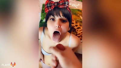 Una noia de secundària rep el seu primer semen a la boca d'un company de classe