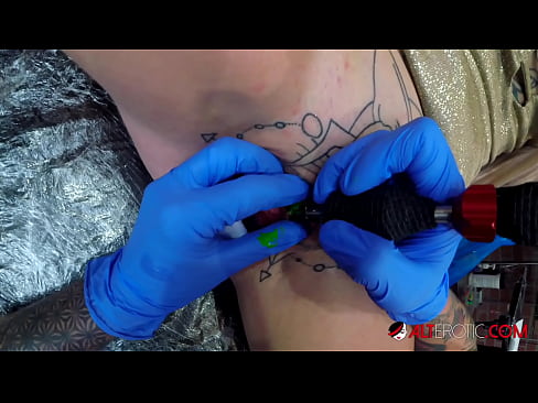❤️ La bomba Sully Savage, molt tatuada, es va tatuar al clítoris Putes al porno ca.pornolemon.ru ﹏